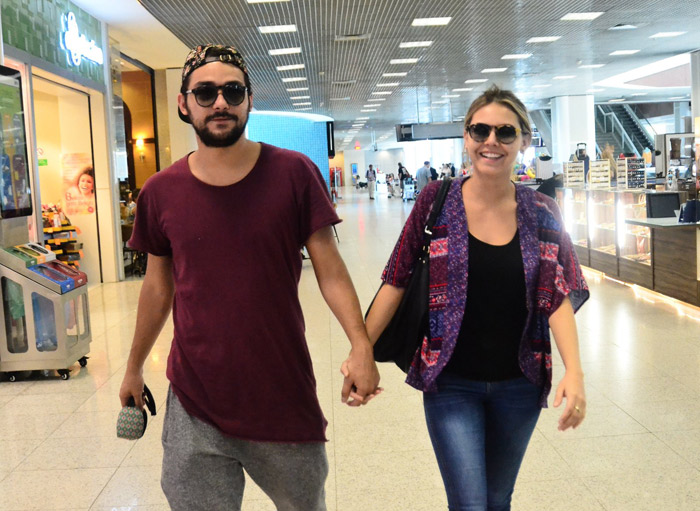 Eduardo Sterblitch acompanha Louise D’Tuani em aeroporto no Rio