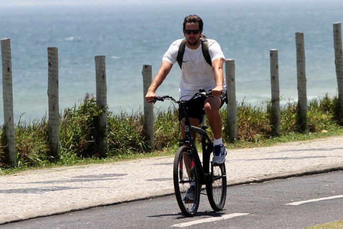 Vladimir Brichta curte passeio de bicicleta na orla do Rio de Janeiro