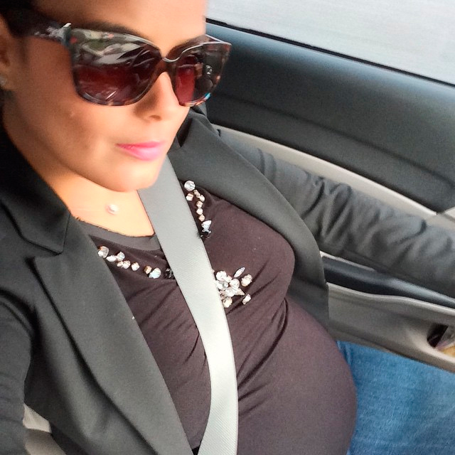  Luciele Di Camargo faz selfie em pleno trânsito