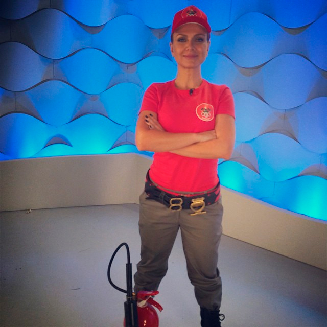Eliana posta foto vestida de bombeira em gravação de quadro do seu programa