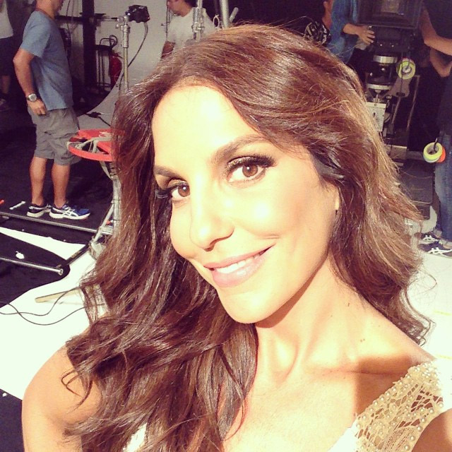  Sorridente, Ivete Sangalo faz selfie nos bastidores de gravação