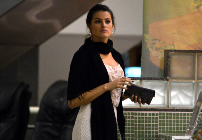 Isabeli Fontana faz pausa para lanche no aeroporto de Salvador