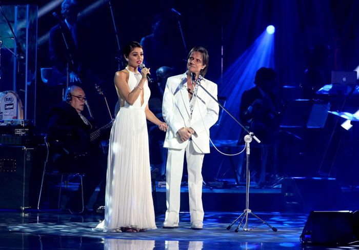 Após cena marcante em O Rebu, Sophie Charlotte canta com Roberto Carlos 