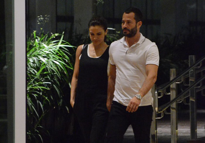 Malvino Salvador e Kyra Gracie caminham por shopping carioca