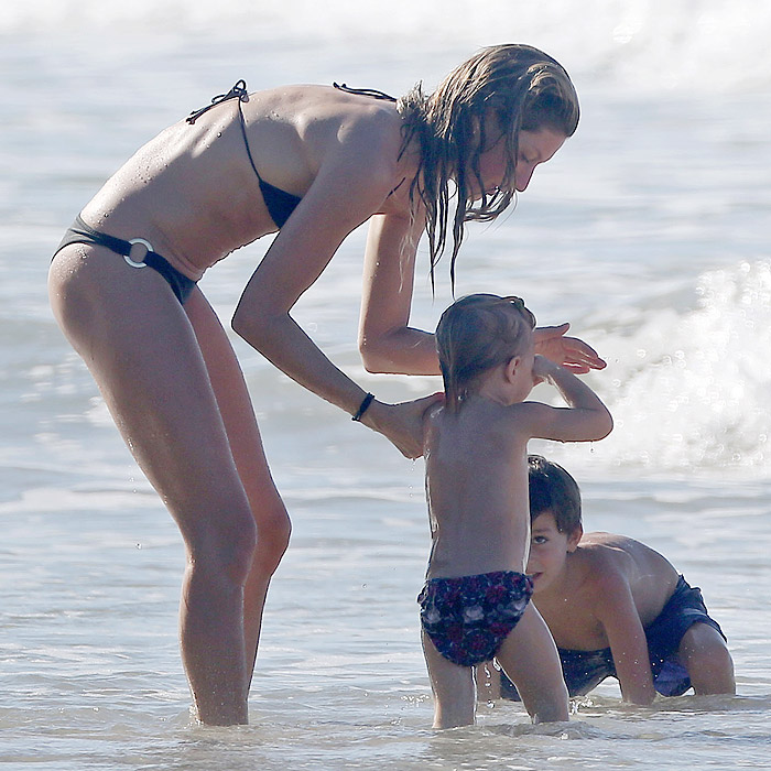 Gisele Bündchen curte dia de praia com os filhos