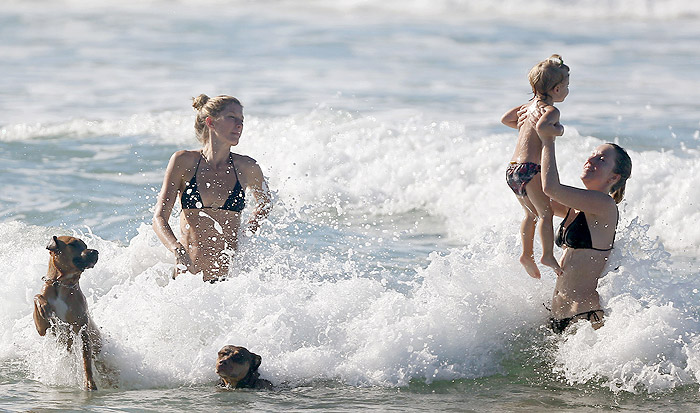 Gisele Bündchen curte dia de praia com os filhos