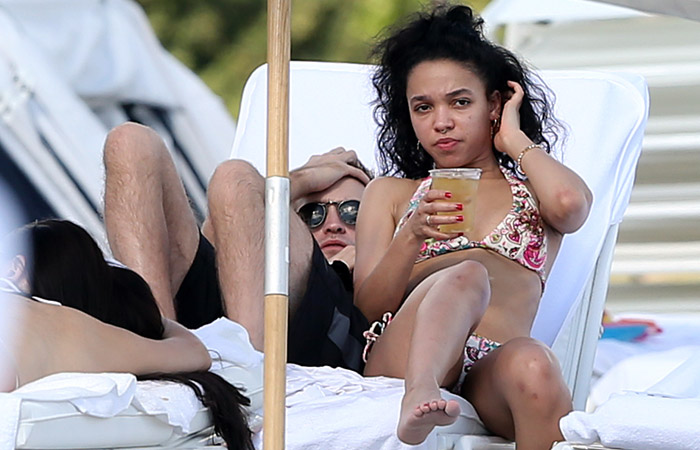 Robert Pattinson curte praia com a namorada em Miami