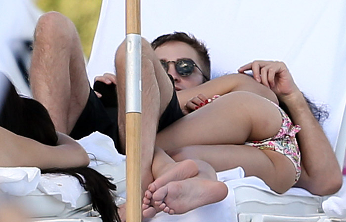 Robert Pattinson curte praia com a namorada em Miami