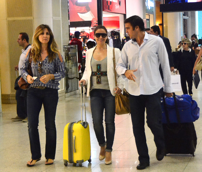 Giovanna Antonelli embarca sorridente no aeroporto Santos Dumont