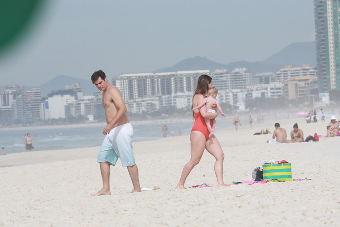 Thiago Lacerda se diverte com os filhos na Barra da Tijuca