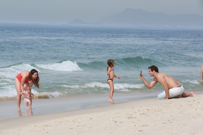 Thiago Lacerda se diverte com os filhos na Barra da Tijuca