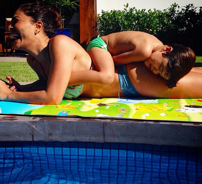 Juliana Paes aproveita a piscina na companhia do filho mais velho