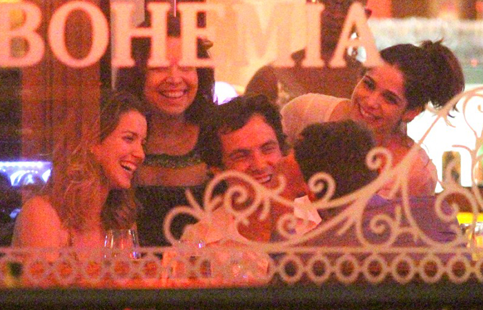 Nathália Dill e Sérgio Guizé são flagrados em clima de romance em restaurante da Barra da Tijuca
