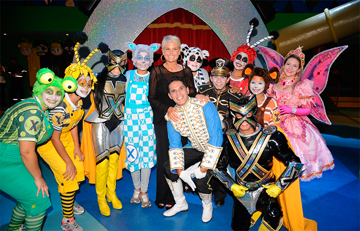 Bastante alegre, Xuxa inaugura franquia de sua casa de festas em Londrina