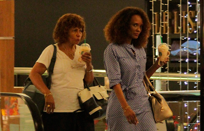 Isabel Fillardis e a mãe tomam café enquanto batem perna em shopping