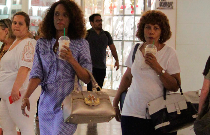 Isabel Fillardis e a mãe tomam café enquanto batem perna em shopping