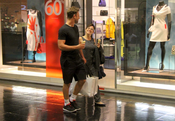 Cássio Reis e Fernanda Vasconcellos e passeiam sorridentes por shopping do Rio