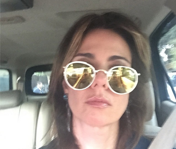 Cara de sono! Luciana Gimenez faz selfie desanimada no trânsito de São Paulo