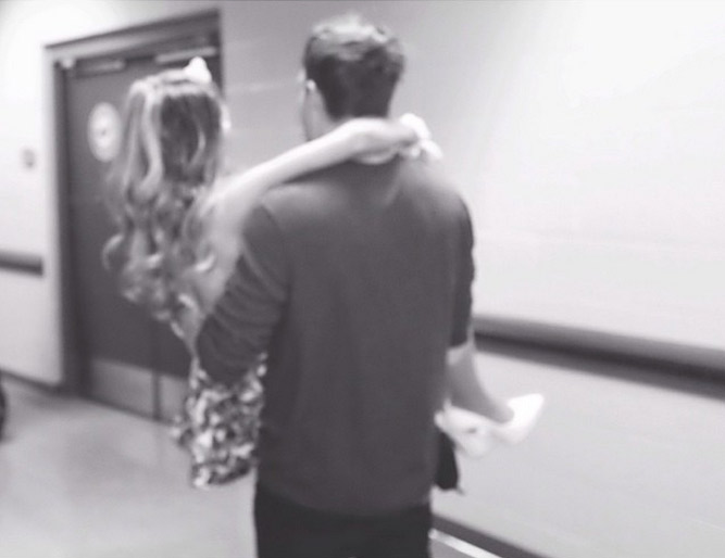 Ariana Grande tem nova exigência: ser carregada como um bebê