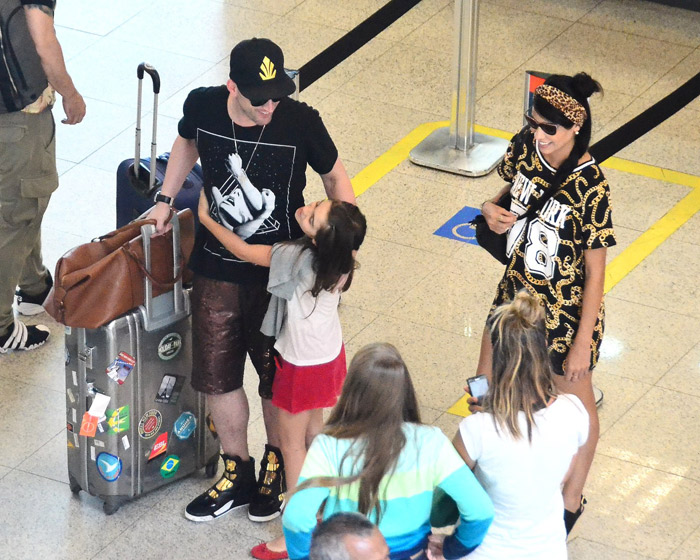 Carinho! Paulo Gustavo ganha abraço de fã-mirim em aeroporto