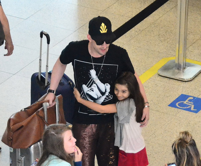 Carinho! Paulo Gustavo ganha abraço de fã-mirim em aeroporto