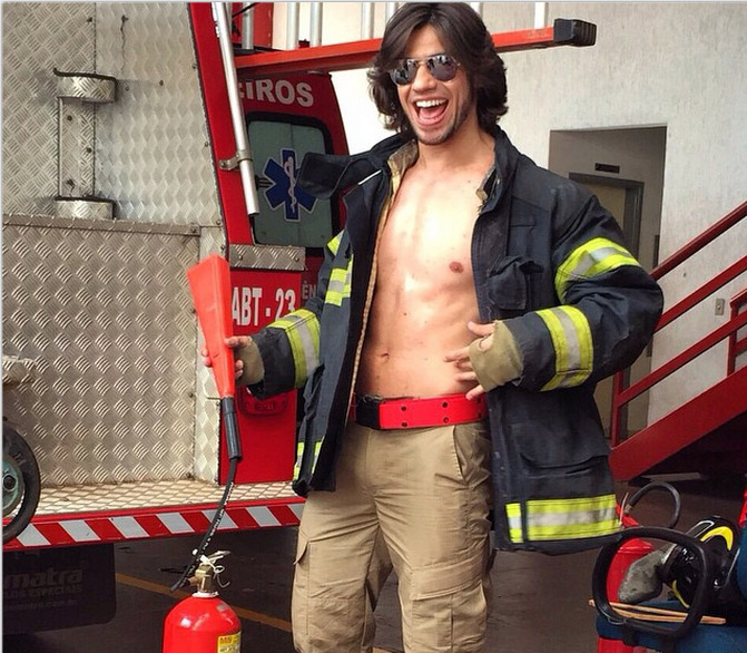 Mariano, da dupla com Munhoz, tira onda vestido de bombeiro: ‘Seu bombeiro oficial!’