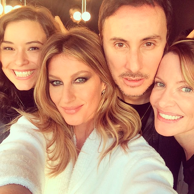 Gisele Bündchen se prepara para campanha e posta foto com equipe