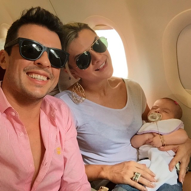 Mirella Santos reúne a família e posta foto direto do avião
