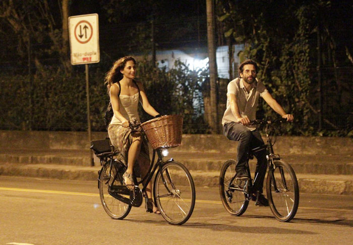 Camila Pitanga faz pedalada noturna, no Rio de Janeiro