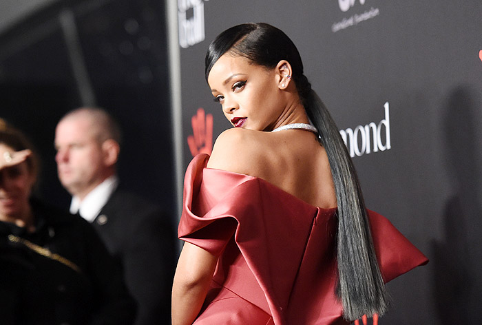  Rihanna usa look cheio de glamour em evento beneficente