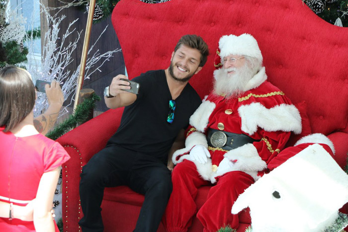 Klebber Toledo tira selfie e bate papo com Papai Noel 