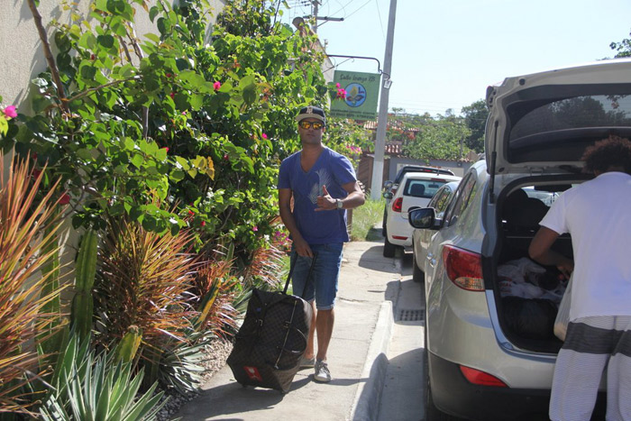 Bastante alegre, Rodrigo Phavanello chega a praia de Búzios para finalizar os preparativos de sua festa de aniversário