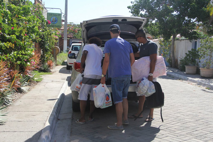 Bastante alegre, Rodrigo Phavanello chega a praia de Búzios para finalizar os preparativos de sua festa de aniversário