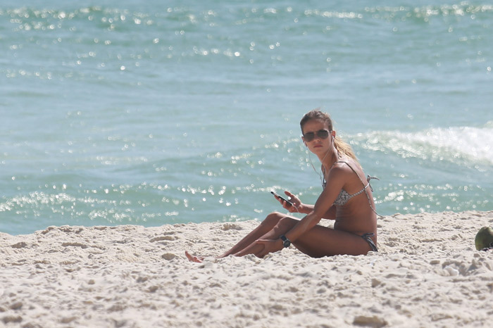 Fernanda de Freitas mostra corpo em forma na praia da Barra da Tijuca, no Rio 