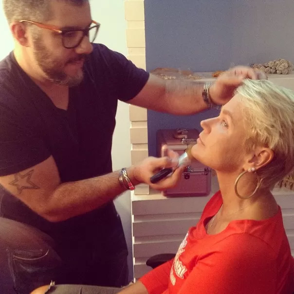 Xuxa se prepara para ensaio do seu show especial de Natal