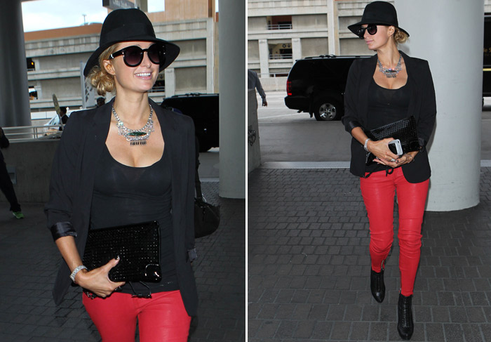Paris Hilton vai ao aeroporto usando joia estravagante