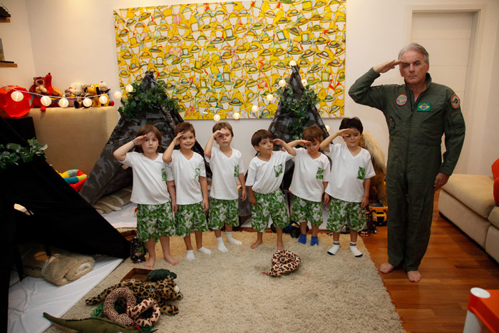 Otávio Mesquita recebe amiguinhos do filho para Festa do Pijama