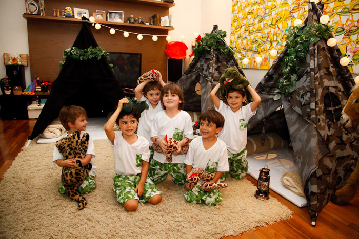 Otávio Mesquita recebe amiguinhos do filho para Festa do Pijama