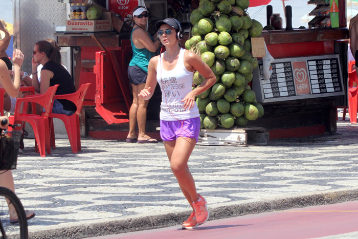 Letícia Wiermann corre na orla do Leblon, no Rio