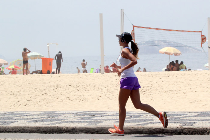 Letícia Wiermann corre na orla do Leblon, no Rio