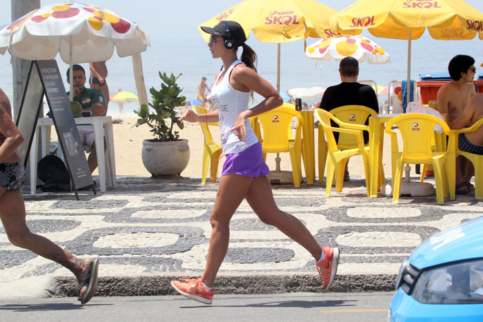 Letícia Wiermann corre na orla do Leblon, no Rio