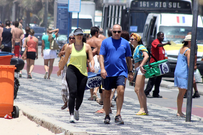 Patrícia Poeta faz habitual caminhada com o marido na orla carioca