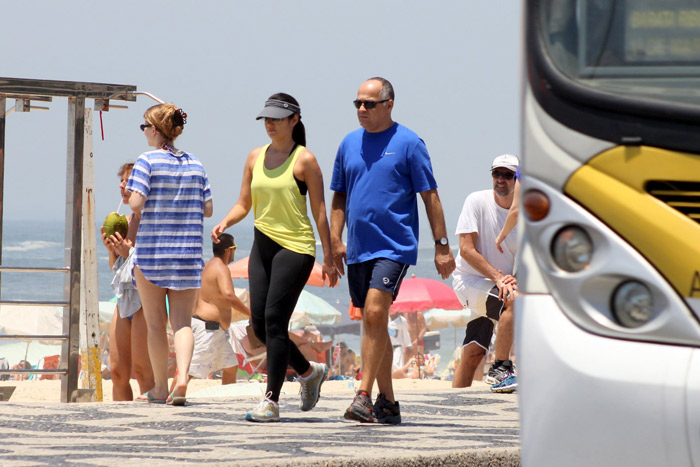 Patrícia Poeta faz habitual caminhada com o marido na orla carioca