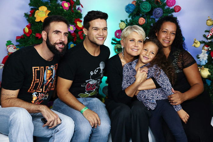 Junno ganha carinho de Xuxa nos bastidores de musical de fim de ano em São Paulo