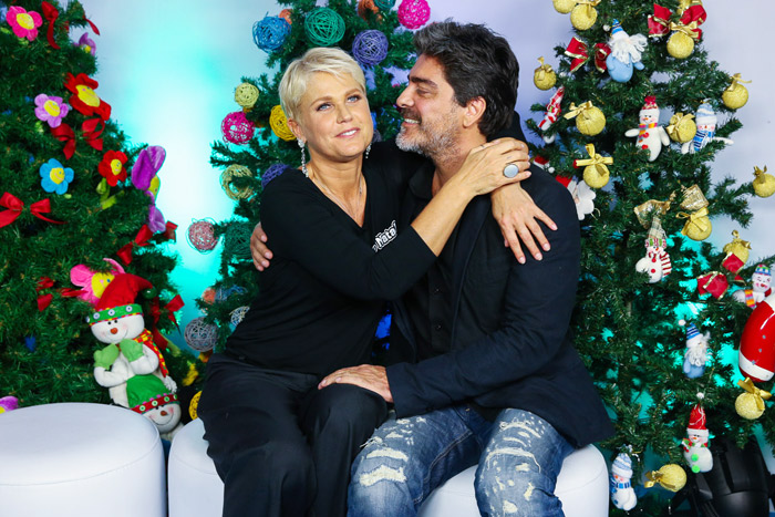 Junno ganha carinho de Xuxa nos bastidores de musical de fim de ano em São Paulo