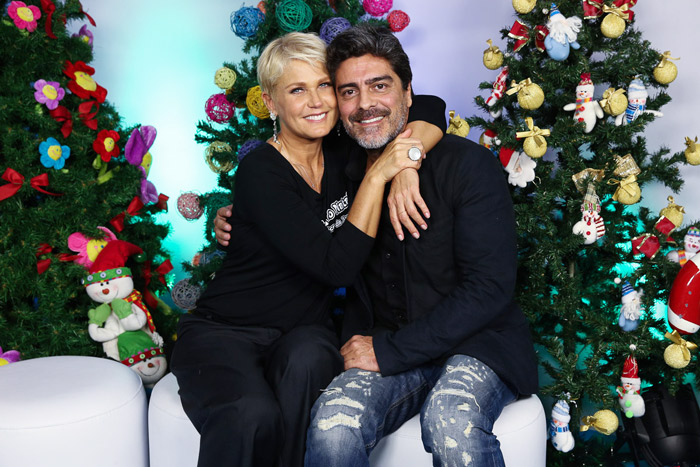 Junno ganha carinho de Xuxa nos bastidores de musical de fim de ano em São Paulo