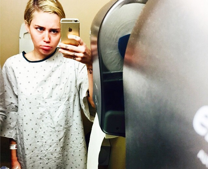 Miley Cyrus posta fotos engraçadas de sua cirurgia no pulso