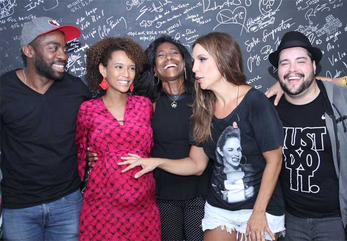 Taís Araújo, Lázaro Ramos e Glória Maria posam para selfie com Ivete Sangalo