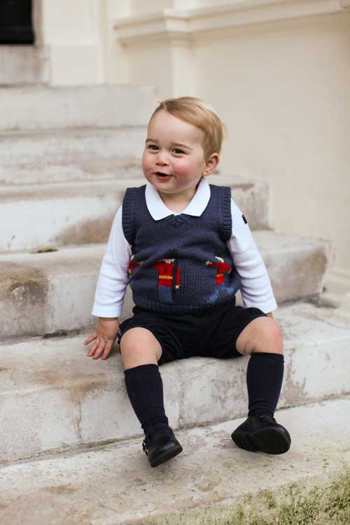 Príncipe George esbanja fofura em fotos para o Natal