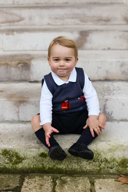 Príncipe George esbanja fofura em fotos para o Natal